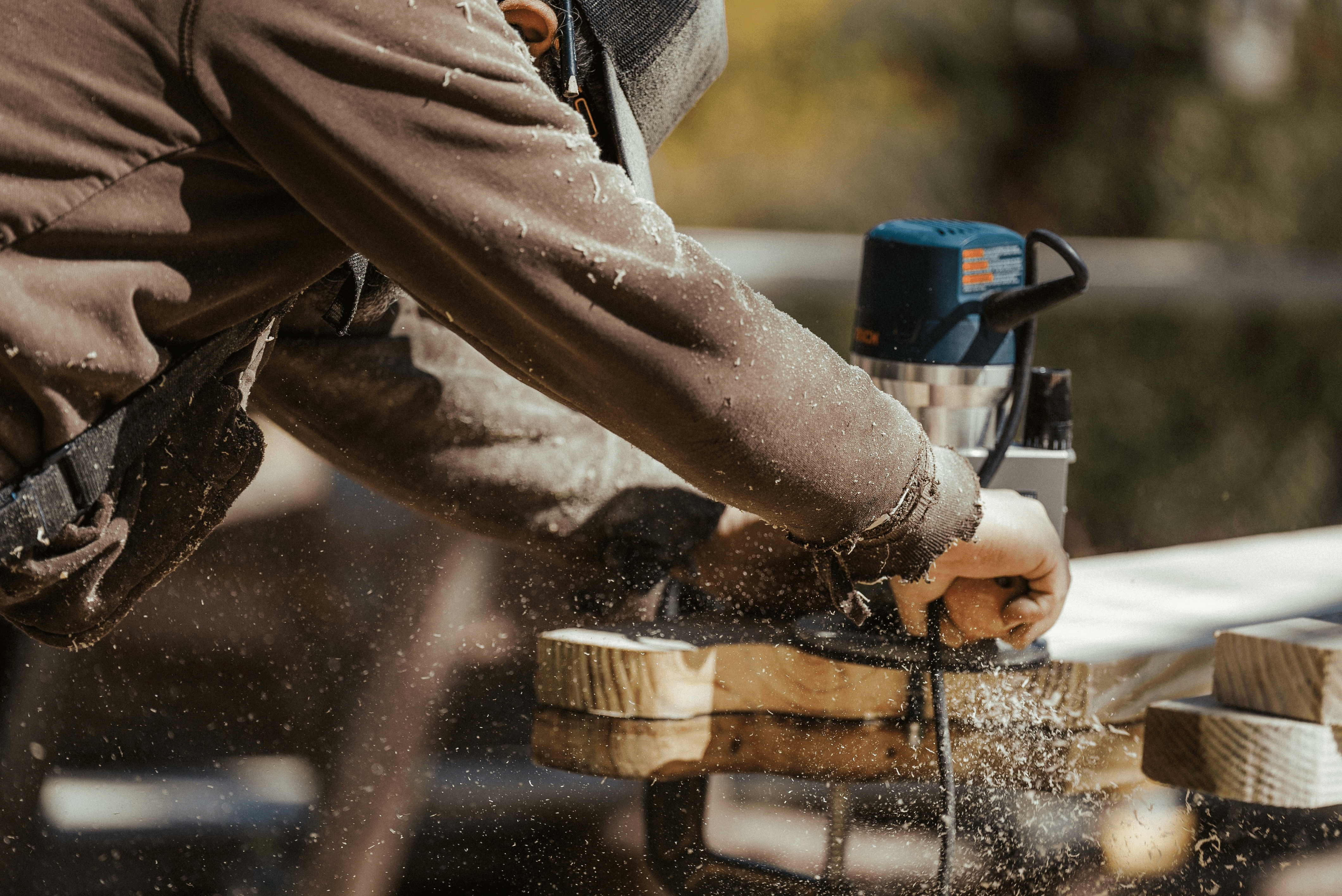 Professioneller Bautischler/Bauhelfer bei der Arbeit